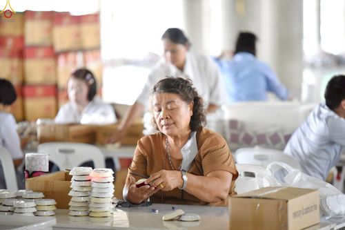 ภาพ No.239942:วันที่ 20-23 สิงหาคม พ.ศ. 2568 การเตรียมงานวันธรรมชัย ใส่ถ่านประทีป LED ที่วิหารคด 7 และ 25 วัดพระธรรมกาย