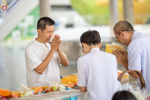 ภาพ No.168642:พิธีถวายภัตตาหารเมนูสวรรค์ ณ หอฉันคุณยายอาจารย์ วัดพระธรรมกาย ในวันเสาร์ที่ 9 พฤศจิกายน พ.ศ. 2567