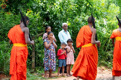 ภาพ No.140098:PhotoStory มหาศรัทธา ธรรมยาตราศรีลังกา EP.3  โครงการสยาม-ลังกา ธรรมยาตรา ฉลองเทศกาลวิสาขบูชาแห่งชาติ ศรีลังกา  บูชาธรรม 80 ปีหลวงพ่อธัมมชโย เส้นทางจาก เมืองดัมบูลลา ไปยัง เมืองมาตะเล  ตั้งแต่วันที่ 17-20 พฤษภาคม พ.ศ. 2567