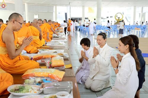 ภาพ No.228771:วันที่ 24 พฤษภาคม และ วันที่ 14 มิถุนายน พ.ศ.2568 พิธีถวายภัตตาหารเมนูสวรรค์ เพื่อการบรรลุธรรม ณ หอฉันคุณยายอาจารย์ฯ วัดพระธรรมกาย