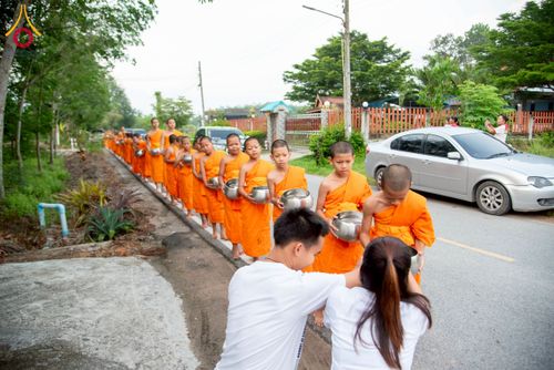 ภาพ No.217896:วันศุกร์ที่ 11 เมษายน พ.ศ. 2568 พระและสามเณร 99 รูป จากศูนย์ปฏิบัติธรรมระยอง(บ้านช่องลม) บิณฑบาต ณ ทุ่งปอเทือง ต.บางบุตร อ.บ้านค่าย จ.ระยอง เพื่อเป็นการฝึกสามเณรภาคฤดูร้อน ผ่านกิจวัตรบิณฑบาตในพื้นที่ชุมชน