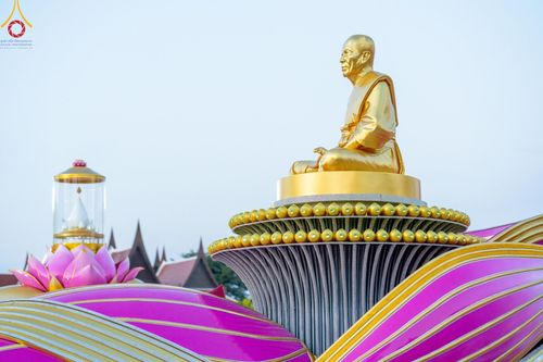 ภาพ No.194138:พระธรรมยาตราปฏิบัติธรรม และถ่ายภาพหมู่ประวัติศาสตร์ ณ วัดสองพี่น้อง ต.ต้นตาล อ.สองพี่น้อง จ.สุพรรณบุรี ในโครงการธรรมยาตรา กตัญญูบูชา มหาปูชนียาจารย์ พระมงคลเทพมุนี(สด จนฺทสโร) พระผู้ปราบมาร อนุสรณ์สถาน 7 แห่ง ปีที่ 13 วันที่ 12 มกราคม พ.ศ. 2568