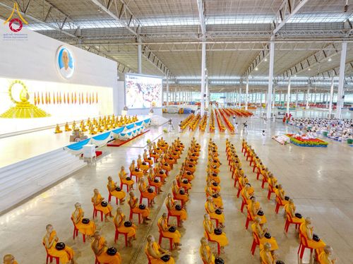 ภาพ No.223301:วันวิสาขบูชา วันอาทิตย์ที่ 11 พฤษภาคม พ.ศ. 2568 พิธีตักบาตร และปฎิบัติธรรม ณ สภาธรรมกายสากล วัดพระธรรมกาย