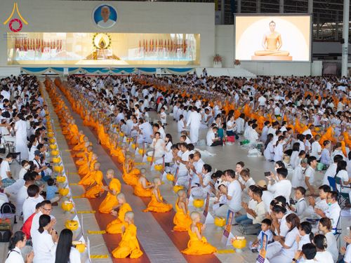 ภาพ No.134937:พิธีถวายบาตรแด่นาคธรรมทายาท ในโครงการบรรพชาสามเณรฟื้นฟูพระพุทธศาสนาทั่วไทย ณ สภาธรรมกายสากล วัดพระธรรมกาย จ.ปทุมธานี วันเสาร์ที่ 6 เมษายน พ.ศ. 2567