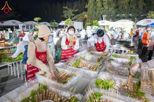 ภาพ No.194863:พิธีถวายภัตตาหารเป็นสังฆทาน แด่พระธรรมยาตรา ณ อนุสรณ์สถานมหาวิหารพระมงคลเทพมุนี (โลตัสแลนด์) อ.สองพี่น้อง จ.สุพรรณบุรี ในโครงการธรรมยาตรา กตัญญูบูชา มหาปูชนียาจารย์ พระมงคลเทพมุนี(สด จนฺทสโร) พระผู้ปราบมาร แห่ง ปีที่ 13 วันที่ 14 มกราคม พ.ศ.2568