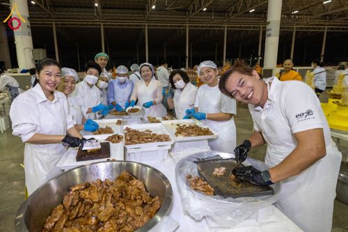 ภาพ No.203632:พิธีถวายภัตตาหารเป็นสังฆทาน แด่พระธรรมยาตรา ณ วัดพระธรรมกาย ตำบลคลองสาม อำเภอคลองหลวง จังหวัดปทุมธานี ในโครงการธรรมยาตรา กตัญญูบูชา มหาปูชนียาจารย์ พระมงคลเทพมุนี(สด จนฺทสโร) พระผู้ปราบมาร อนุสรณ์สถาน 7 แห่ง ปีที่ 13 วันที่ 30 มกราคม พ.ศ. 2568