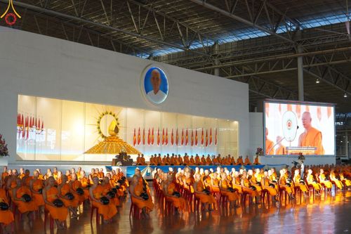 ภาพ No.150958:พิธีตักบาตร ในวันอาทิตย์ต้นเดือน วันที่ 1 กันยายน พ.ศ. 2567 ณ สภาธรรมกายสากล วัดพระธรรมกาย