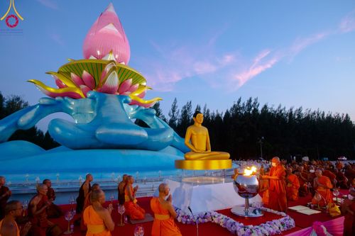 ภาพ No.97305:พิธีทอดผ้าป่า เพื่อสร้าง "ลานอเนกประสงค์พญานาค 4 ตระกูล" และพิธีจุดประทีปโคมลอย ลอยกระทง ถวายประทีปเป็นพุทธบูชา ณ พุทธอุทยานนานาชาติ จ.หนองคาย วันที่ 27 พฤศจิกายน พ.ศ. 2566