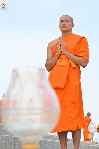 ภาพ No.223921:วันวิสาขบูชา วันอาทิตย์ที่ 11 พฤษภาคม พ.ศ. 2568 พิธีจุดวิสาขประทีป ,  พิธีเวียนประทักษิณรอบพระมหาธรรมกายเจดีย์ , พิธีฉลองชัยสวดมนต์บทธัมมจักกัปปวัตตนสูตร ครบ 7,357,000,000 จบ ณ มหารัตนวิหารคด วัดพระธรรมกาย