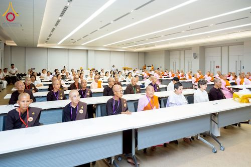 ภาพ No.223078:วันที่ 24 เมษายน พ.ศ. 2568 หลวงพ่อทัตตชีโวต้อนรับคณะเมียนมา อุบาสก อุบาสิกา 180 คน ณ อาคาร 100 ปี คุณยายมหารัตนอุบาสิกาจันทร์ ขนนกยูง วัดพระธรรมกาย