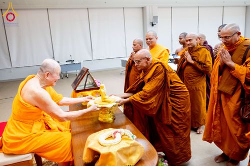 ภาพ No.222558:วันที่ 21 เมษายน พ.ศ. 2568 หลวงพ่อทัตตชีโวต้อนรับคณะสงฆ์บังกลาเทศ ณ อาคาร 100 ปี คุณยายมหารัตนอุบาสิกาจันทร์ ขนนกยูง วัดพระธรรมกาย