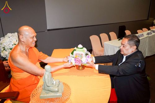 ภาพ No.271884:วันที่ 22 พฤศจิกายน พ.ศ. 2568 ผู้ว่าฯ ปทุมธานี ลงพื้นที่เยี่ยม “อำเภอคลองหลวง” พร้อมชมการเตรียมความพร้อมเทศกาลสวนดอกไม้ปทุมธานี “ทุ่งสวรรค์ ตะวันฉาย” ณ วัดพระธรรมกาย