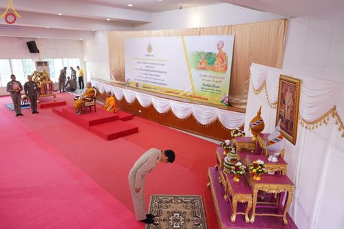 ภาพ No.59080:พิธีปลงผมและแห่นาคธรรมทายาท ในโครงการบรรพชาสามเณร ภาคฤดูร้อน เฉลิมพระเกียรติพระบาทสมเด็จพระเจ้าอยู่หัว เนื่องในโอกาส  พระราชพิธีมหามงคลเฉลิมพระชนมพรรษา 6 รอบ  ปลงผมนาคในวันที่ 21 เมษายน พ.ศ 2567 ณ วัดกลางธนรินทร์ (ธรรมอุทยานบ้านแป้ง)