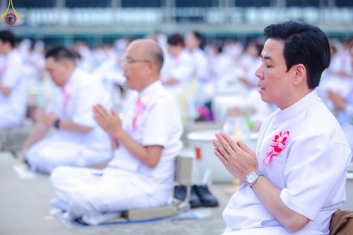 ภาพ No.160542:พิธีจุดประทีป 20,000 ดวง บูชาพระมหาธรรมกายเจดีย์ และบูชาพระมงคลเทพมุนี (สด จนฺทสโร) พระผู้ปราบมาร ณ ลานธรรม พระมหาธรรมกายเจดีย์ วัดพระธรรมกาย จ.ปทุมธานี วันที่ 10 ตุลาคม พ.ศ. 2567