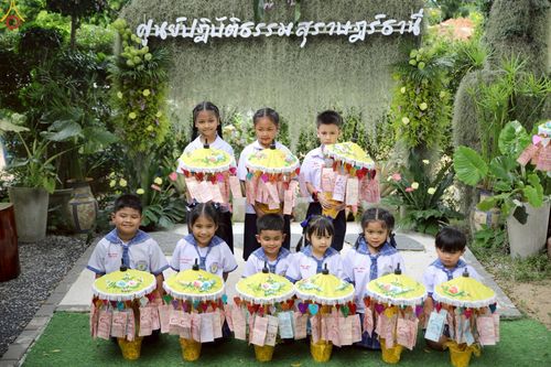 ภาพ No.234034:วันอาทิตย์ที่ 20 กรกฎาคม พ.ศ.2568 พิธีทอดผ้าป่า และพิธีตอกเสาเข็มต้นแรก สร้างอาคารปฏิบัติธรรมพระมงคลเทพมุนี ณ ศูนย์ปฏิบัติธรรมสุราษฏร์ธานี