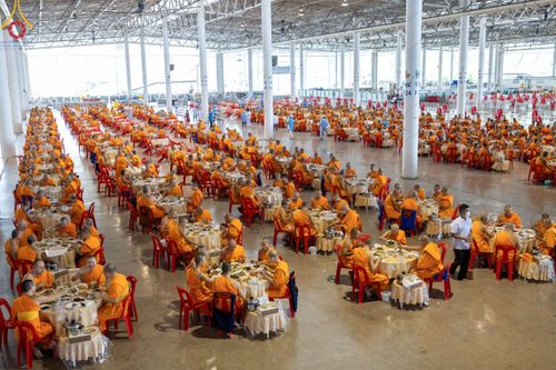 ภาพ No.180773:พิธีถวายภัตตาหารเมนูสวรรค์ และพิธีถวายอุปกรณ์กันหนาว แด่คณะพระภิกษุสามเณรวัดพระธรรมกาย วันอาทิตย์ที่ 8 ธันวาคม พ.ศ.2567 ณ สภาธรรมกายสากล วัดพระธรรมกาย