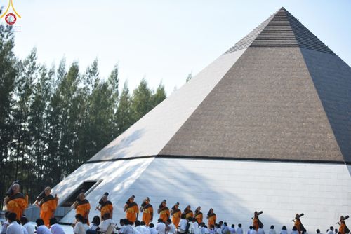 ภาพ No.110352:พิธีต้อนรับพระธรรมยาตรา ในโครงการธรรมยาตรากตัญญูบูชา มหาปูชนียาจารย์ พระมงคลเทพมุนี(สด จนฺทสโร) พระผู้ปราบมาร อนุสรณ์สถาน 7 แห่ง ปีที่ 12 วันที่ 11 มกราคม พ.ศ. 2567 ณ อนุสรณ์สถานลำดับที่ 3 สถานที่เกิดใหม่ในเพศสมณะ วัดสองพี่น้อง จ.สุพรรณบุรี