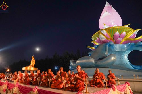 ภาพ No.175906:พิธีจุดประทีปโคมลาน, โคมลอยและลอยกระทง ถวายประทีปเป็นพุทธบูชา สร้างความสว่างไสวให้กับแผ่นดินด้วยแสงธรรม วันที่ 15 พฤศจิกายน พ.ศ. 2567 ณ พุทธอุทยานนานาชาติ อ.โพนพิสัย จ.หนองคาย