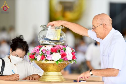 ภาพ No.217086:วันเสาร์ที่ 12 เมษายน พ.ศ. 2568 พิธีบุพเปตพลี ครั้งที่ 162 ร่วมอุทิศบุญแด่หมู่ญาติที่ล่วงลับไปแล้ว และพิธีถวายภัตตาหารเมนูสวรรค์ ณ หอฉันคุณยายอาจารย์ฯ วัดพระธรรมกาย