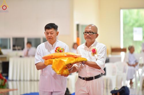 ภาพ No.149541:พิธีทอดผ้าป่ามหามงคล เพื่องานพระพุทธศาสนา , พิธีเจริญพระพุทธมนต์ และพิธีถวายสังฆทานแด่คณะสงฆ์ เนื่องในวันธรรมชัย 56 พรรษา น้อมบูชาธรรมหลวงพ่อธัมมชโย ณ ธรรมอุทยานบ้านแป้ง จ.สิงห์บุรี วันเสาร์ที่ 24 สิงหาคม พ.ศ. 2567