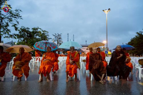 ภาพ No.226038:วันอาทิตย์ที่ 25 พฤษภาคม พ.ศ. 2568 พิธีตักบาตรพระ 1,000 รูปเมืองตรัง ครบรอบ 110 ปี เมืองทับเที่ยง ถวายเป็นพุทธบูชา ถวายเป็นพระราชกุศลแด่รัชกาลที่ 10 และอุทิศส่วนกุศลแด่อดีตเจ้าเมืองตรัง และบรรพบุรุษ ณ บริเวณหน้าศาลากลางจังหวัดตรัง ถนนพระราม 6