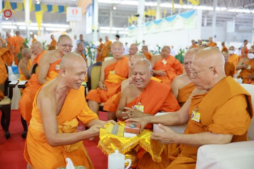 ภาพ No.59907:พิธีเจริญพระพุทธมนต์ "ฉลองอายุวัฒนมงคล 80 ปี หลวงพ่อธัมมชโย" พิธีถวายไทยธรรม คณะสงฆ์ 10,000 กว่าวัดทั่วประเทศ ในวันคุ้มครองโลก วันจันทร์ที่ 22 เมษายน พ.ศ. 2567 ณ สภาธรรมกายสากล วัดพระธรรมกาย จ.ปทุมธานี