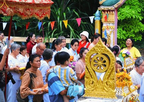 ภาพ No.168242:พิธีทอดกฐิน ณ วัดถนนโค้ง จ.ลพบุรี ในโครงการกฐินสามัคคีทั่วไทย 30,000 วัด บูชาธรรม 80 ปี หลวงพ่อธัมมชโย โดยคณะศิษยานุศิษย์วัดพระธรรมกาย วันที่ 20 ตุลาคม พ.ศ. 2567