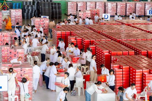 ภาพ No.214293:วันที่ 29 มีนาคม พ.ศ.2568 กิจกรรมใส่ถุงซิปกล่องไทยธรรม เพื่อรักษาความประณีตของกล่องไทยธรรม ในทุกสภาพอากาศ ณ บ้านแก้วเรือนทองคุณยาย วัดพระธรรมกาย