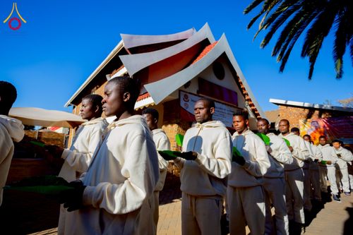 ภาพ No.231121:วันศุกร์ที่ 27 มิถุนายน พ.ศ. 2568 พิธีตัดปอยผมและพิธีปลงผมนาคธรรมทายาทแห่งทวีปแอฟริกา พ.ศ. 2568  โครงการบรรพชาอุปสมบทพระธรรมทายาทนานาชาติแห่งทวีปแอฟริกา ครั้งที่ 2 ณ วัดพระธรรมกายโจฮันเนสเบิร์ก สาธารณรัฐแอฟริกาใต้