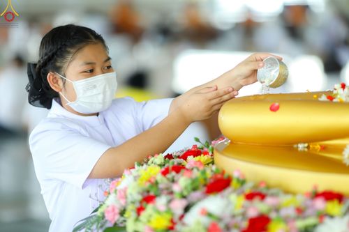 ภาพ No.80227:สาธุชนร่วมสรงน้ำพระและทำบุญ เนื่องในวันสงกรานต์ ณ หอฉันคุณยายอาจารย์ฯ วัดพระธรรมกาย วันที่ 13 เมษายน พ.ศ. 2566