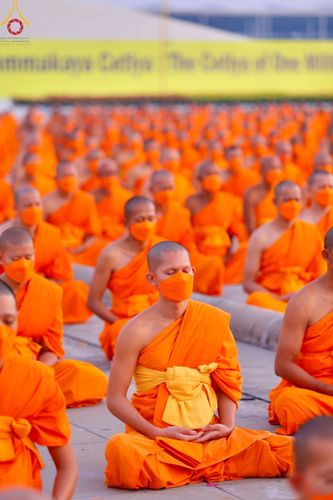 ภาพ No.102235:พระธรรมทายาทในโครงการอุปสมบทหมู่ บูชาธรรมมหาปูชนียาจารย์ ร่วมปฏิบัติธรรม ถ่ายภาพหมู่ประวัติศาสตร์ และรับฟังโอวาทจากหลวงพ่อทัตตชีโว ณ ลานธรรม พระมหาธรรมกายเจดีย์ วัดพระธรรมกาย วันที่ 15 ธันวาคม พ.ศ. 2566