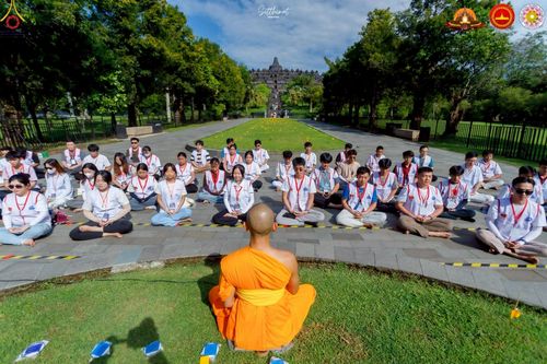 ภาพ No.224708:วันที่ 11 -12 พฤษภาคม พ.ศ. 2568 คณะพระอาจารย์ เจ้าหน้าที่ อาสาสมัคร นักศึกษา ทั้งชาวอินโดนีเซีย และชาวไทย ร่วมแรงร่วมใจ เตรียมงาน เก็บงาน ในวันวิสาขบูชา ณ พระมหาเจดีย์บรมพุทโธ ประเทศอินโดนีเซีย