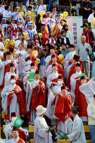 ภาพ No.229517:วันเสาร์ที่ 26 เมษายน พ.ศ. 2568 คณะพระภิกษุสามเณรในโครงการบรรพชาหมู่ 81 รูป  วัดภาวนาโซล ประเทศเกาหลีใต้ ได้ร่วมกับคณะสาธุชนคนไทยในเกาหลีใต้  ร่วมกันเดินขบวนอัญเชิญโคมดอกบัว  เพื่อบูชาแด่องค์สมเด็จพระสัมมาสัมพุทธเจ้า  ในงานเทศกาลวิสาขบูชานานาชาติ ประจำปี