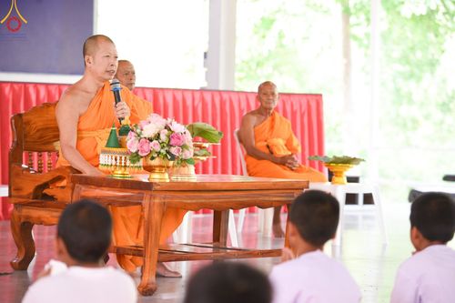 ภาพ No.135180:พิธีตัดปอยผม, พิธีขอขมารับผ้าไตร, พิธีบรรพชา, พิธีถวายบาตร ในโครงการบรรพชาสามเณร ฟื้นฟูพระพุทธศาสนาทั่วไทย  ณ ศูนย์ปฏิบัติธรรมบุญประสาน ต.พญาเย็น อ.ปากช่อง จ.นครราชสีมา วันที่ 5 เมษายน พ.ศ. 2567