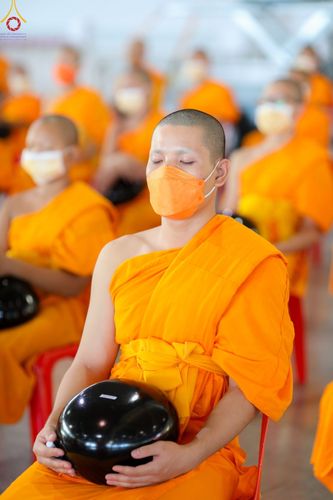 ภาพ No.86798:พิธีตักบาตร , พิธีบูชาข้าวพระ , พิธีจุดเทียนใจ ไฟนิรันดร์ อนันตชัย ในวันอาทิตย์ต้นเดือน 3 กันยายน พ.ศ. 2566 ณ วัดพระธรรมกาย