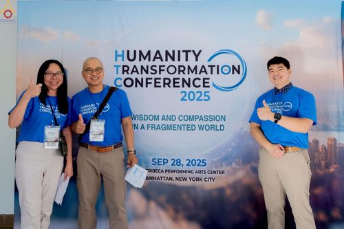 ภาพ No.249727:วันอาทิตย์ที่ 28 กันยายน พ.ศ. 2568 การปฏิบัติธรรมบูชาธรรม 108 ปี แห่งการบรรลุธรรมของหลวงปู่วัดปากน้ำ ได้จุดประทีปสันติภาพไปทั่วโลก และได้ร่วมเสวนาทางปัญญา เพื่อการขยายพระพุทธศาสนาวิชชาธรรมกายไปทั่วโลก  ในงาน HTC Newyork USA