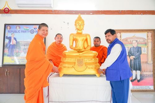 ภาพ No.213372:วันที่ 26 มีนาคม พ.ศ. 2568 วัดพระธรรมกายและมูลนิธิธรรมกาย มอบพระธรรมกายบรรจุพระธาตุแก่รัฐมนตรีว่าการกระทรวงยุติธรรมฯ ประเทศอินเดีย