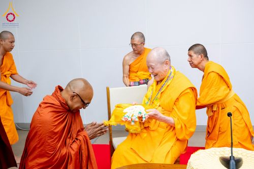 ภาพ No.222335:วันที่ 21 เมษายน พ.ศ. 2568 หลวงพ่อทัตตชีโวต้อนรับคณะสงฆ์ WAB ณ อาคาร 100 ปี คุณยายมหารัตนอุบาสิกาจันทร์ ขนนกยูง วัดพระธรรมกาย