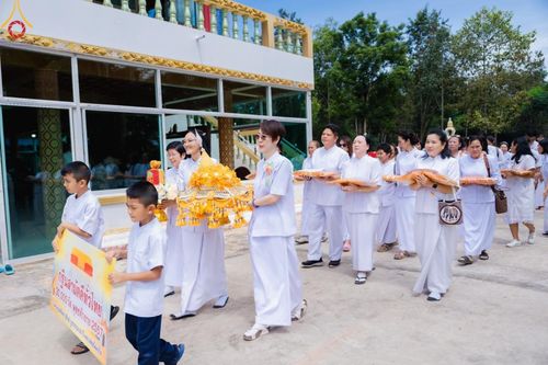 ภาพ No.166713:พิธีทอดกฐิน ณ วัดเขาดินมังกรทอง อ.บ่อทอง จ.ชลบุรี  ในโครงการกฐินสามัคคีทั่วไทย 30,000 วัด บูชาธรรม 80 ปี หลวงพ่อธัมมชโย โดยคณะศิษยานุศิษย์วัดพระธรรมกาย วันที่ 23 ตุลาคม พ.ศ. 2567