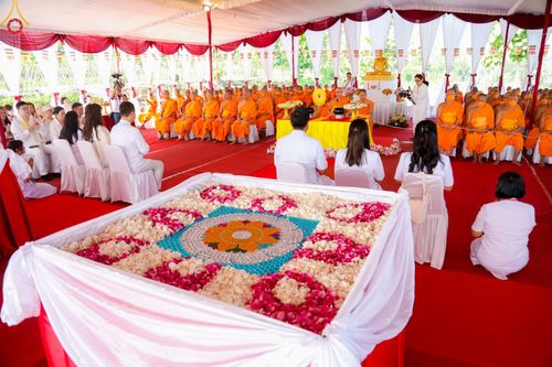 ภาพ No.104120:พิธีโปรยรัตนชาติ วางศิลาฤกษ์ สามเณรธรรมทายาทชาวอินโดนีเซียกว่า 1,000 รูป ณ มหาเจดีย์บุโรพุทโธ ประเทศอินโดนีเซีย ในวันที่ 21 ธันวาคม พ.ศ. 2566