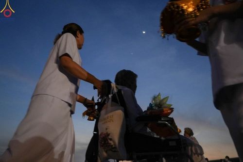 ภาพ No.101382:พิธีเวียนประทักษิณ, พิธีวันทาเจดีย์, พิธีขอขมาและมอบผ้าไตร ในโครงการอุปสมบทหมู่ รุ่นบูชาธรรมมหาปูชนียาจารย์ ณ วัดพระธรรมกาย ในวันที่ 9 ธันวาคม พ.ศ. 2566