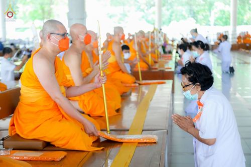 ภาพ No.81055:พิธีบุพเปตพลี ครั้งที่ 135 ร่วมอุทิศบุญแด่หมู่ญาติที่ล่วงลับไปแล้ว และสืบทอดอายุพระพุทธศาสนา วันศุกร์ที่ 19 พฤษภาคม พ.ศ. 2566 (วันพระ แรม 15 ค่ำ เดือน 6) ณ หอฉันคุณยายอาจารย์ วัดพระธรรมกาย