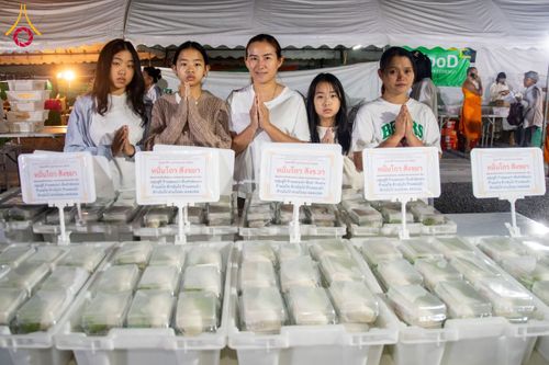 ภาพ No.193554:สาธุชนถวายภัตตาหารเป็นสังฆทาน แด่พระธรรมยาตรา ณ อนุสรณ์สถานคลองบางนางแท่น อ.สามพราน จ.นครปฐม ในโครงการธรรมยาตรา กตัญญูบูชา มหาปูชนียาจารย์ พระมงคลเทพมุนี(สด จนฺทสโร) พระผู้ปราบมาร อนุสรณ์สถาน 7 แห่ง ปีที่ 13 วันที่ 11 มกราคม พ.ศ. 2568