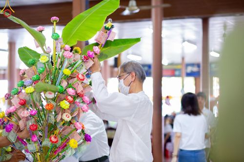 ภาพ No.164659:พิธีทอดกฐิน ณ วัดเวฬุวนาราม อ.ดำเนินสะดวก จ.ราชบุรี ในโครงการกฐินสามัคคีทั่วไทย 30,000 วัด บูชาธรรม 80 ปี หลวงพ่อธัมมชโย โดยคณะศิษยานุศิษย์วัดพระธรรมกาย วันที่ 19 ตุลาคม พ.ศ. 2567