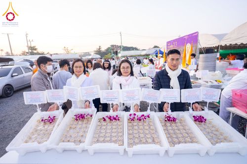 ภาพ No.197889:สาธุชนถวายภัตตาหารเป็นสังฆทาน แด่พระธรรมยาตรา ณ วัดโบสถ์(บน) ตำบลบางคูเวียง อำเภอบางกรวย จังหวัดนนทบุรี ในโครงการธรรมยาตรา กตัญญูบูชา มหาปูชนียาจารย์ พระมงคลเทพมุนี(สด จนฺทสโร) พระผู้ปราบมาร อนุสรณ์สถาน 7 แห่ง ปีที่ 13 วันที่ 19 มกราคม พ.ศ. 2568