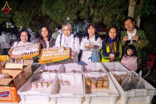 ภาพ No.195563:สาธุชนถวายภัตตาหารเป็นสังฆทาน แด่พระธรรมยาตรา ณ วัดสองพี่น้อง ต.ต้นตาล อ.สองพี่น้อง จ.สุพรรณบุรี ในโครงการธรรมยาตรา กตัญญูบูชา มหาปูชนียาจารย์ พระมงคลเทพมุนี(สด จนฺทสโร) พระผู้ปราบมาร อนุสรณ์สถาน 7 แห่ง ปีที่ 13 วันที่ 15 มกราคม พ.ศ. 2568