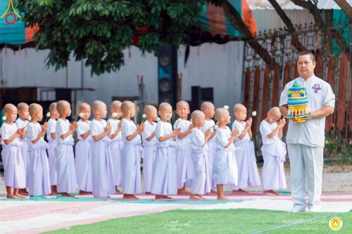 ภาพ No.215912:วันพฤหัสบดีที่ 3 เมษายน พ.ศ. 2568 พิธีบรรพชาสามเณร ภาคฤดูร้อน รุ่นที่ 15  บูชาธรรมหลวงพ่อธัมมชโย 81 ปี 81 รูป ณ ศูนย์ปฏิบัติธรรมสวนผึ้ง จ.ราชบุรี