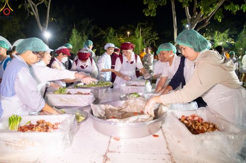 ภาพ No.188871:พิธีถวายภัตตาหารเป็นสังฆทาน แด่พระธรรมยาตรา ในโครงการธรรมยาตรา กตัญญูบูชา มหาปูชนียาจารย์ พระมงคลเทพมุนี(สด จนฺทสโร) พระผู้ปราบมาร ปีที่ 13 ณ อนุสรณ์สถานมหาวิหารพระมงคลเทพมุนี (โลตัสแลนด์) อ.สองพี่น้อง จ.สุพรรณบุรี วันที่ 4 มกราคม พ.ศ.2568