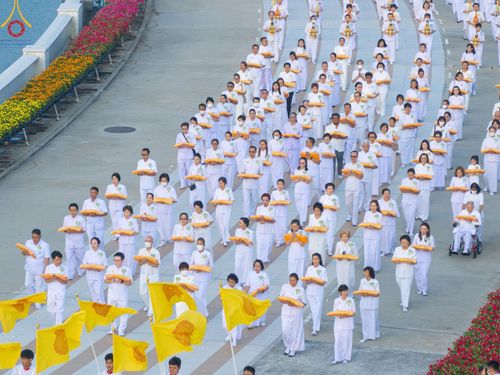 ภาพ No.133677:พิธีเวียนประทักษิณและพิธีวันทาเจดีย์ โครงการบรรพชาสามเณร ฟื้นฟูพระพุทธศาสนาทั่วไทย ณ วัดพระธรรมกาย วันเสาร์ที่ 6 เมษายน พ.ศ. 2567