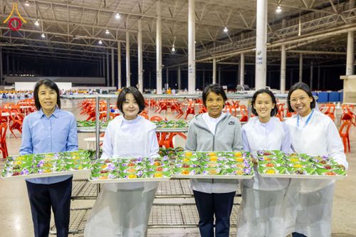 ภาพ No.203156:พิธีถวายภัตตาหารเป็นสังฆทาน แด่พระธรรมยาตรา ณ วัดพระธรรมกาย ตำบลคลองสาม อำเภอคลองหลวง จังหวัดปทุมธานี ในโครงการธรรมยาตรา กตัญญูบูชา มหาปูชนียาจารย์ พระมงคลเทพมุนี(สด จนฺทสโร) พระผู้ปราบมาร อนุสรณ์สถาน 7 แห่ง ปีที่ 13 วันที่ 29 มกราคม พ.ศ. 2568